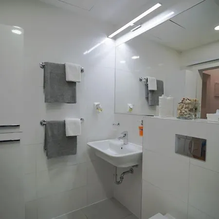 Cozy With Garage Apartamento Praga
