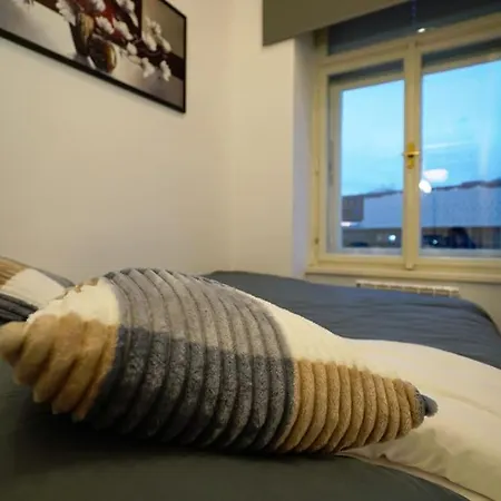 Cozy With Garage Apartamento Praga
