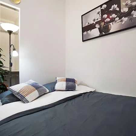 Cozy With Garage Apartamento Praga