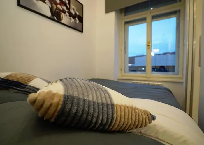 Cozy With Garage Apartment Prague