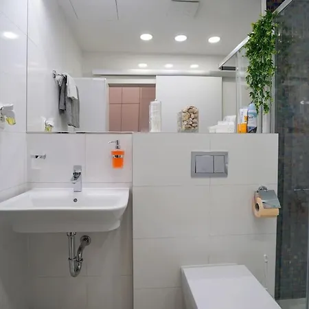 דירה Cozy With Garage *